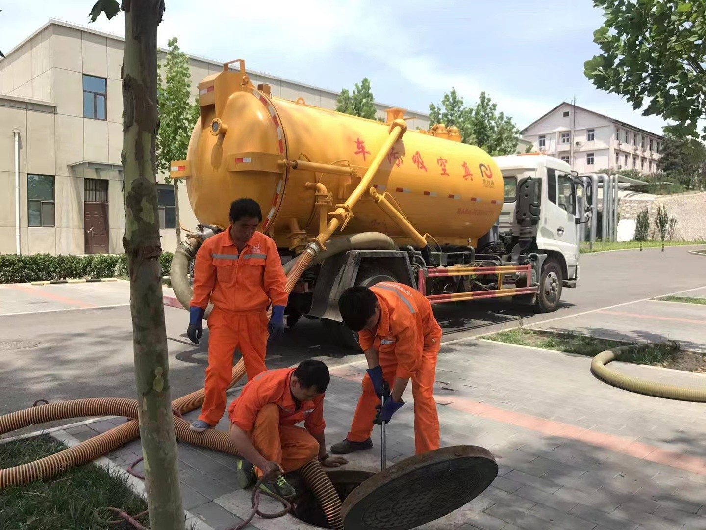 卢龙管道疏通车停在窨井附近