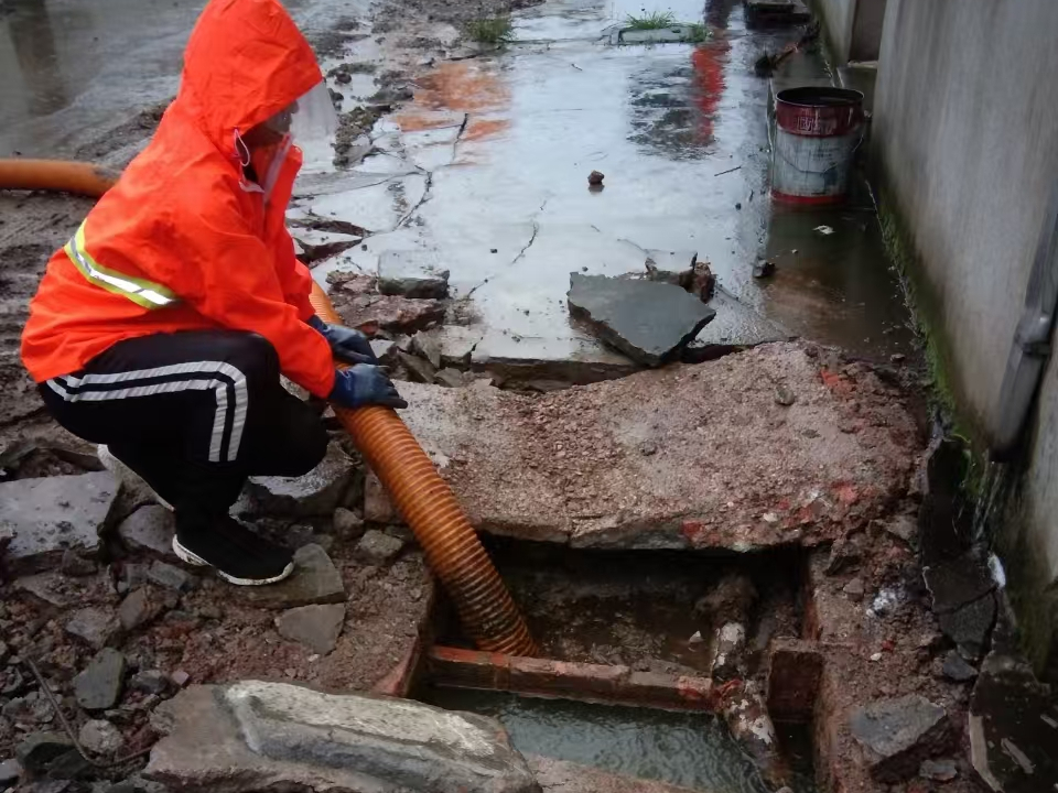 卢龙专业清理污水池 炜誉市政以规范流程守护城市 “肠道”