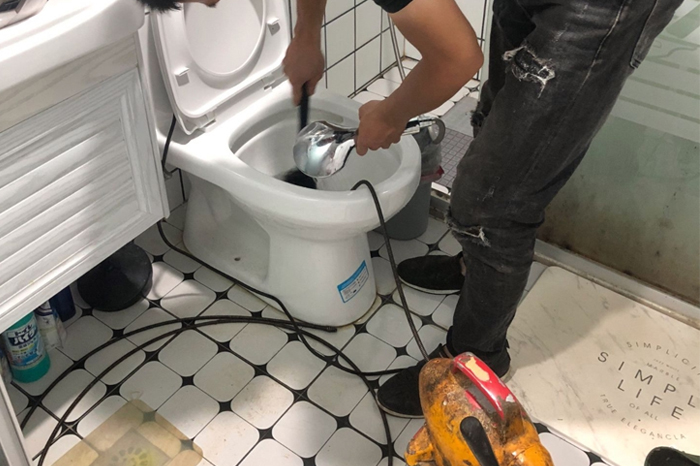 卢龙马桶堵塞自己疏通还是找师傅？专业上门服务让你省时更省心